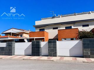 Casa aparellada  Calle marjals. Exclusivo chalet pareado en venta en playa de daimús