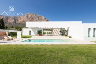 Chalet in Montgó - Ermita. Villa de obra nueva de una sola planta con vistas al montgó, ori