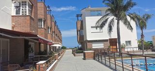 Casa a schiera in Bellreguard. Adosado en venta en bellreguard con piscina, jardín y garaje