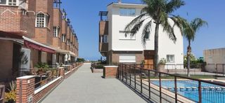 Semi detached house in Bellreguard. Adosado en venta en bellreguard con piscina, jardín y garaje