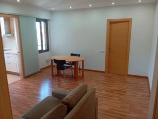 Location Appartement  Carrer de sants. Soleado piso alto exterior, semiamueblado y reformado.