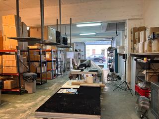 Affitto Locale commerciale  Carrer d'alcolea. Amplio y alto local sin casi columnas con vado para vehículos