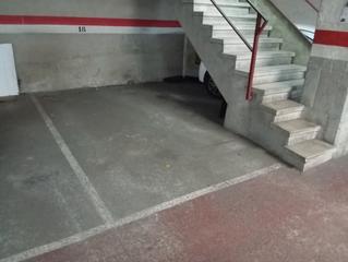 Location Parking voiture à Carrer clotet 2. Espaciosa plaza doble para coche grande o coche y moto