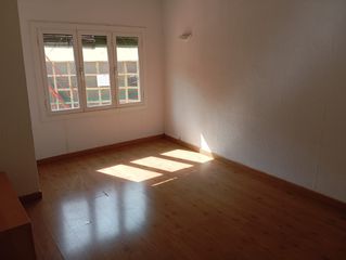 Flat  Carrer del juliol. Soleado piso de 4 habitaciones