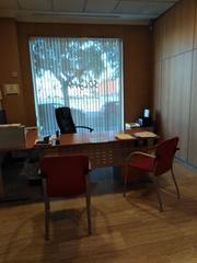 Oficina en Plaa emperador carles i 8. Local practicamente a estrenar ubicado en una zona excelente,con
