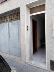 Casa aparellada en Carrer d'ulldecona 17. Casa pareada reformada.