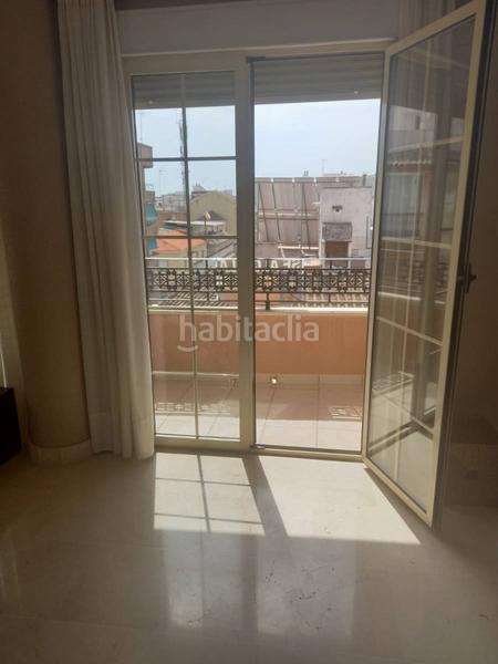 Foto be842f6b-db31-43de-a9dd-cfb0c69d3aac. Alquiler piso  3 habitaciones hace esquina en Almoradí