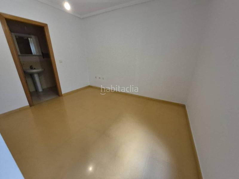 Foto d78912ac-084f-4984-a2c7-c840663a78ee. Piso  3 habitaciones 2 baãos en Catral