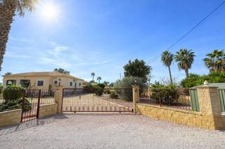 Chalet  Cam. de los abadia. Chalet independiente con dos viviendas, piscina y parcela de 2.1