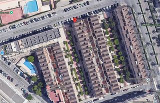 House  Carrer alberique. Adosado de 240 mâ con 5 hab, sãtano, buhardilla, piscina y 2 gar
