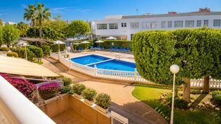 Maison  Carrer alberique. Adosado de 240 mâ con 5 hab, sãtano, buhardilla, piscina y 2 gar