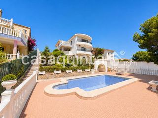 Xalet  C. abedul. Villa independiente con vistas al mar, piscina y parcela de 992