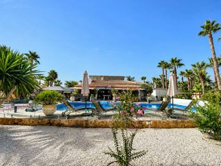 Xalet  Cam. de los abadia. Villa de lujo con casa de invitados, piscina climatizada y autos