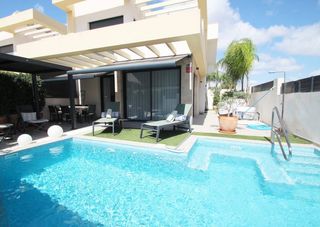 Xalet  Cv-945. Espectacular villa independiente de 3 dormitorios, 2 suites, pis