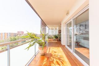 Appartement dans Via Europa - Parc Central. Piso amplio frente al parque central con piscina comunitaria