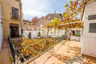 Maison dans Centre. Casa emblemtica con local comercial