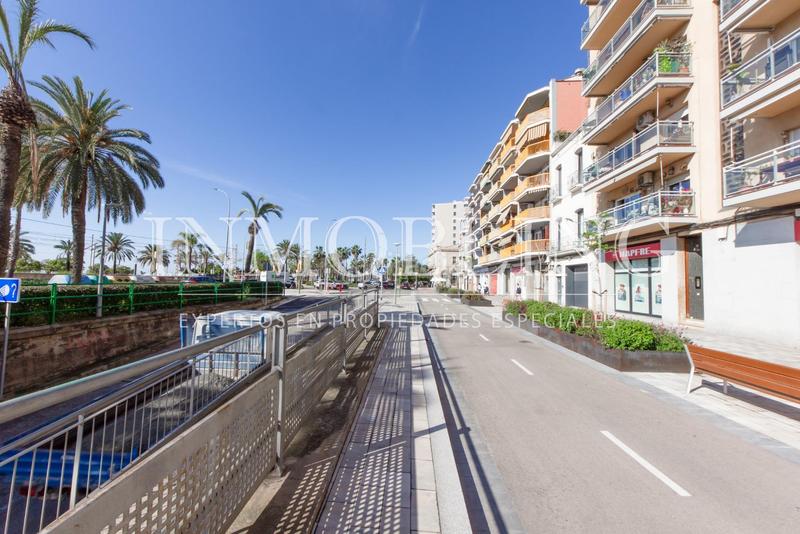 Foto cdfe8e37-603a-451b-abbe-d715dfec7e87. Local comercial  situado en primera linea en Mataró