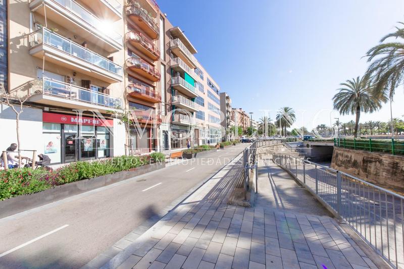 Foto e4e1d99b-a29e-4d8f-89b2-78db9ba4d574. Local comercial  situado en primera linea en Mataró
