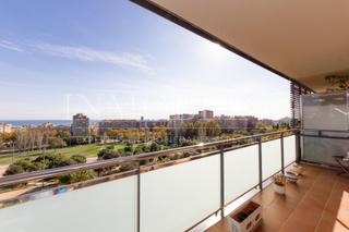 Appartamento in Via Europa - Parc Central. Gran piso de 4 dormitorios, vistas a mar, terraza, piscina, sol