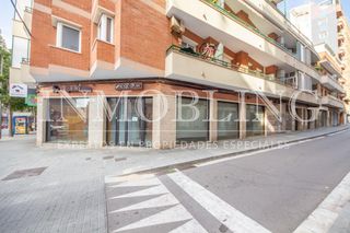 Alquiler Local Comercial en Centre. Local comercial esquinero céntrico