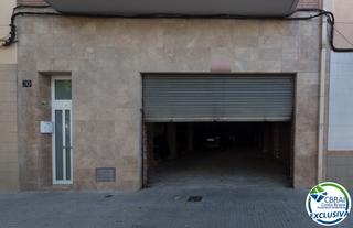 Autoparkplatz in Centre. Local comercial en roses