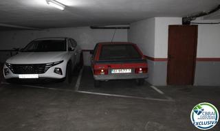 Autoparkplatz in Centre. Plaza de aparcamiento en roses