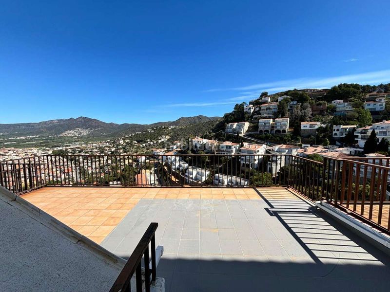 Foto 04714f32-2bac-464b-8a6c-5eab294eda66. Casa aparellada amb aparcament a Puig Rom-Canyelles-Almadrava Roses