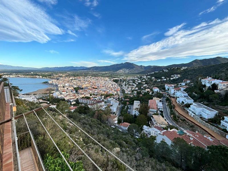 Foto eb73f620-b200-440f-bcdc-f697fc65012b. Casa aparellada amb aparcament a Puig Rom-Canyelles-Almadrava Roses