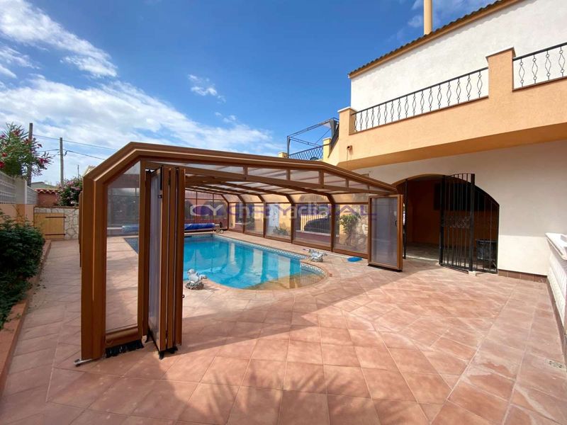 Foto f140b701-fdac-45f3-87c0-52bfebbf86f7. Casa amb aparcament a Nord Roses