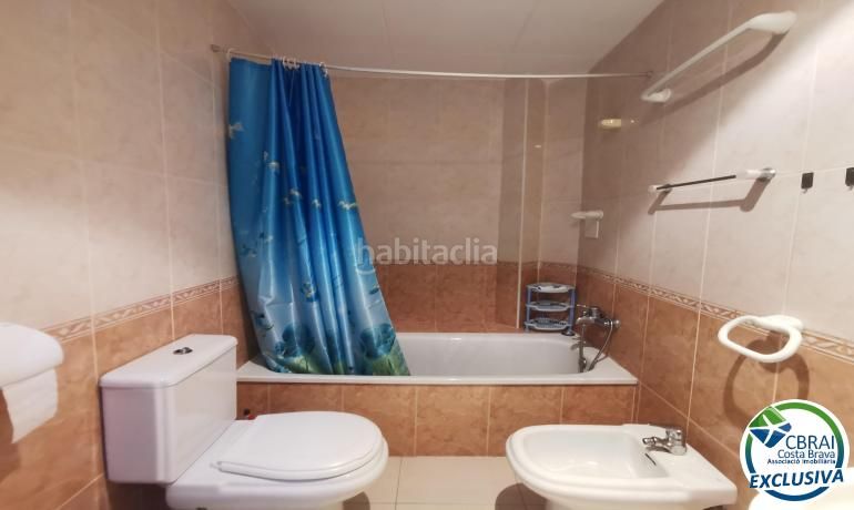 Foto b3ce386e-9410-4a19-9f67-08810e5fff3a. Casa aparellada amb calefacció a Centre Roses