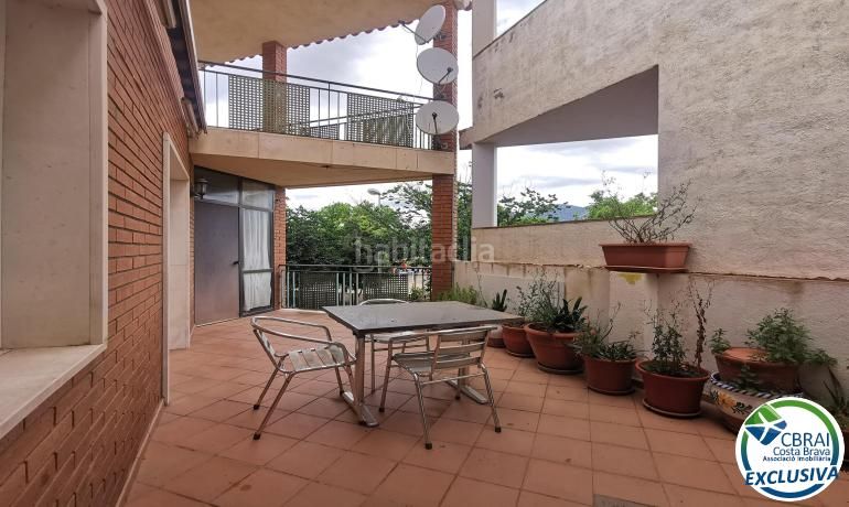 Foto ceb899c9-9686-444f-8ad1-4c70e8af9ae3. Casa aparellada amb calefacció a Centre Roses
