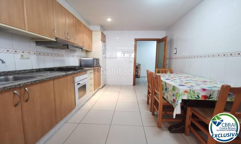 Foto f73ef570-5eef-412f-8468-ab7999ced3f2. Casa aparellada amb calefacció a Centre Roses