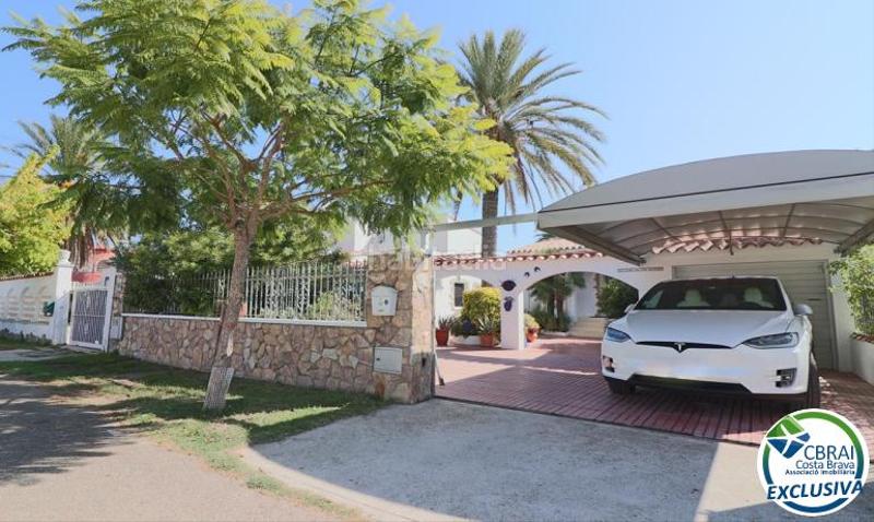 Foto 2f4f5ed9-4596-4c3e-a72b-1e6da2b3bb22. House with heating parking in Cap Ras - Creus - Falconera Empuriabrava