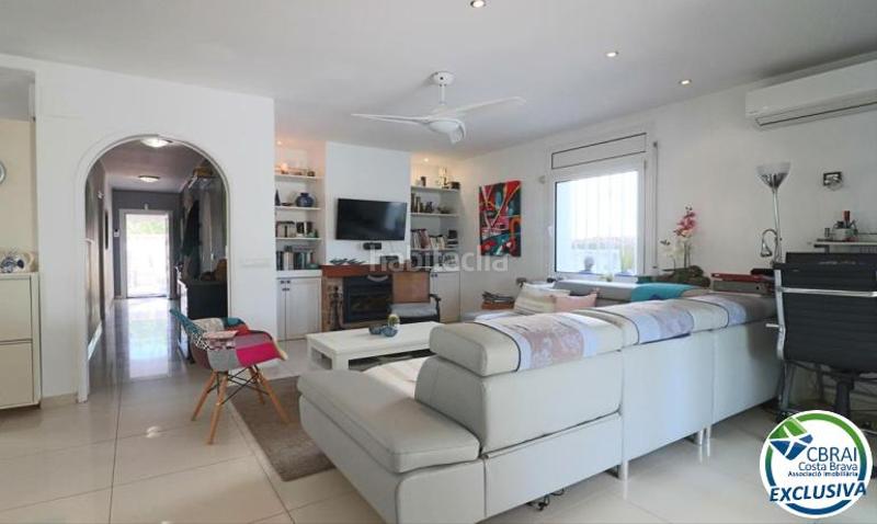 Foto e69326b3-f37c-40e4-a9e6-5d67dbb7c416. House with heating parking in Cap Ras - Creus - Falconera Empuriabrava