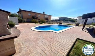Terreny residencial a Vilamalla. Terreno de 446 m con valla y piscina en vilamalla