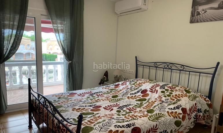 Foto 0ce3873c-fe01-4a55-9dcb-2304c0765b87. Casa aparellada amb calefacció aparcament a Carmençó Empuriabrava