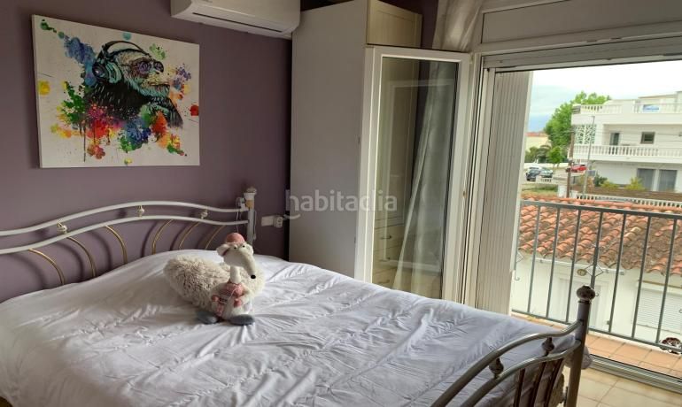 Foto 107fe8bf-ae45-4931-baf4-c7effecd905a. Casa aparellada amb calefacció aparcament a Carmençó Empuriabrava