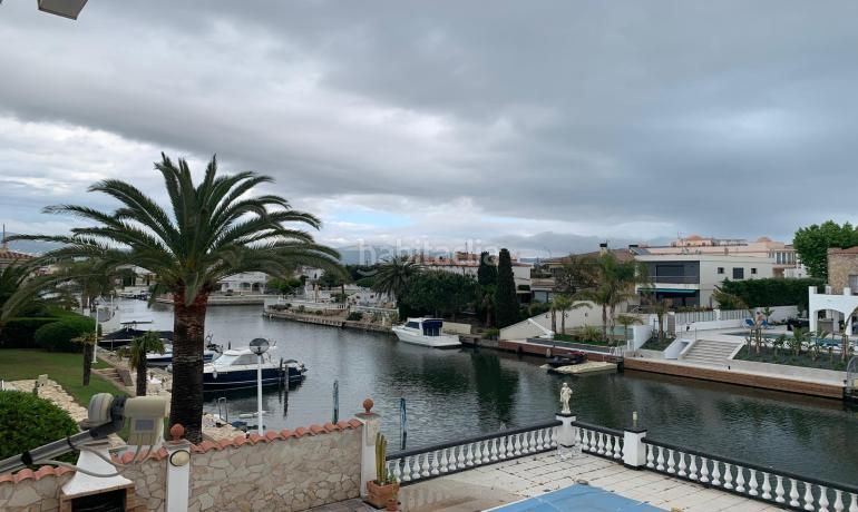 Foto 1baaa646-76a3-4229-925f-0e8a88ed646d. Casa aparellada amb calefacció aparcament a Carmençó Empuriabrava