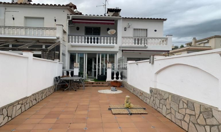 Foto 1bfe654c-a22f-4134-a1ef-ae5927910742. Casa aparellada amb calefacció aparcament a Carmençó Empuriabrava