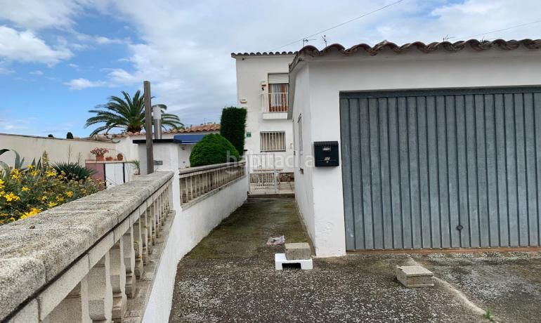 Foto 7ca1f235-d158-43d9-bd2f-97e1f4553e16. Casa aparellada amb calefacció aparcament a Carmençó Empuriabrava