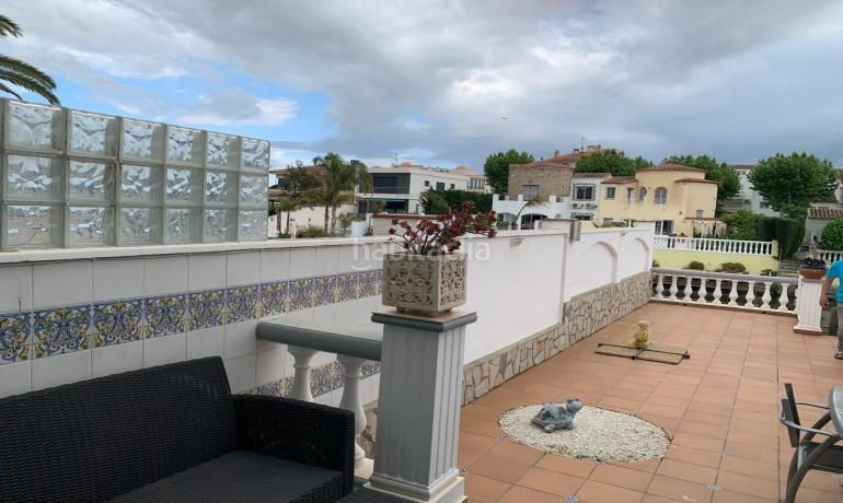Foto dd439ca8-7cd2-4a8c-8a36-e20ff0af0764. Casa aparellada amb calefacció aparcament a Carmençó Empuriabrava