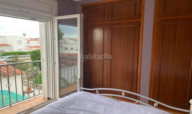 Foto f32d402d-1acf-4814-99c5-f94eef5b6b94. Casa aparellada amb calefacció aparcament a Carmençó Empuriabrava