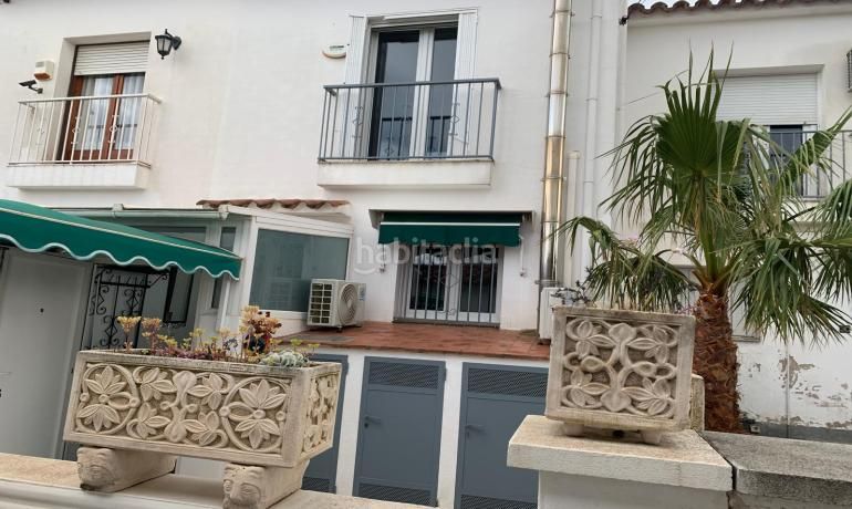 Foto f551c45c-7788-4795-a134-99b2ae1309e9. Casa aparellada amb calefacció aparcament a Carmençó Empuriabrava