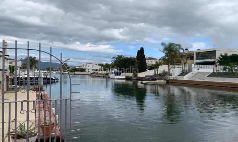 Foto f6778055-e851-447c-a1e7-49b87a6a5f64. Casa aparellada amb calefacció aparcament a Carmençó Empuriabrava