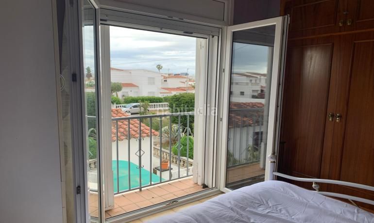 Foto f8394c51-6df3-4776-b62e-02916160e725. Casa aparellada amb calefacció aparcament a Carmençó Empuriabrava