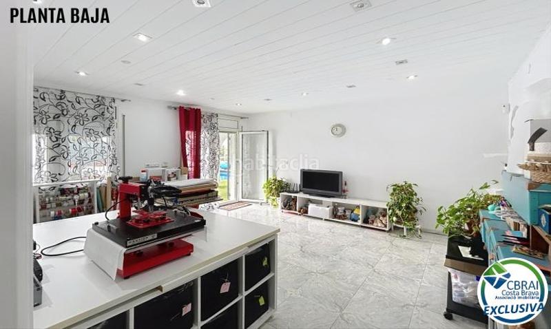 Foto 3be23bb5-34d9-4b13-9562-56226d29ff40. Casa aparellada amb aparcament a Montgrí Empuriabrava