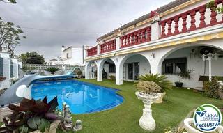 Casa aparellada a Montgrí