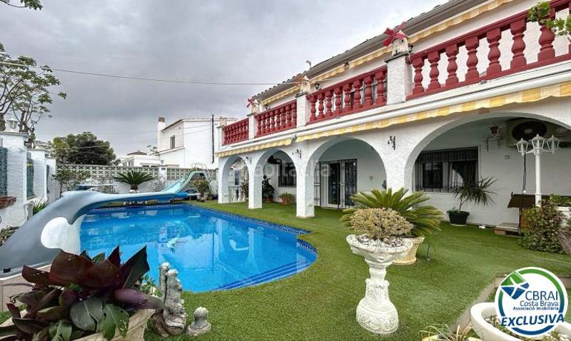 Foto c5c5d1e3-d5d1-4858-a168-94cf47f70a89. Casa aparellada amb aparcament a Montgrí Empuriabrava