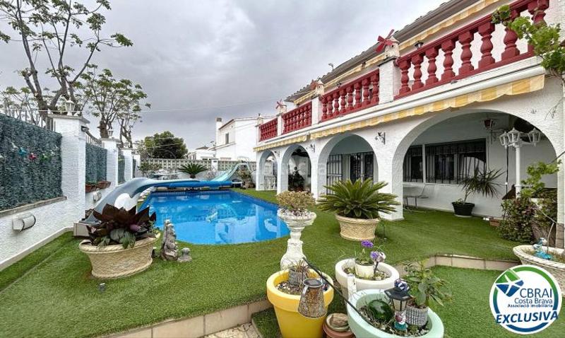 Foto 953a8888-ae68-42d9-81d4-f2c4ab273d71. Casa pareada en Montgrí Empuriabrava