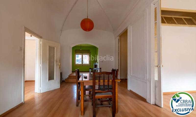 Foto 0b00a2bd-db35-42c5-9302-48526ca85aa1. Casa aparellada amb aparcament a Jonquera (La)